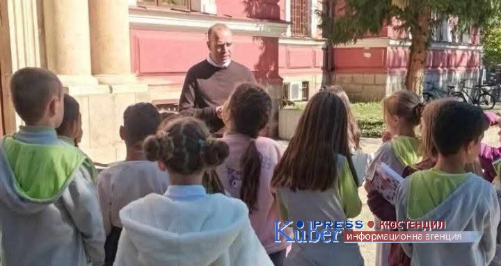 Кмета инж. Атанасов с беседа с ученици от 1-во училище в Кюстендил за историята на общинската  сграда